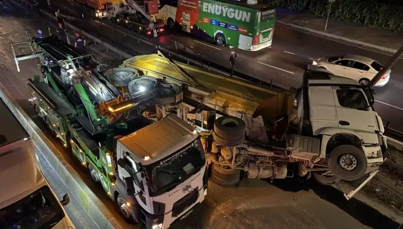 Devrilen Hafriyat Kamyonu Şehir Trafiğini Felç Etti