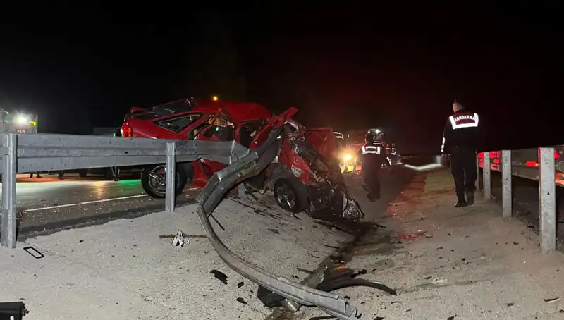 Bariyerlere Çarpan Otomobilin Korkunç Kazası: İki Can Gitti