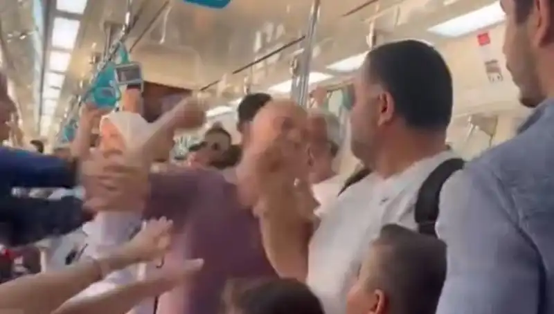 Marmaray'da Büyüyen Kargaşa: Yumruklu Kavga Seyirciyi Şaşırttı